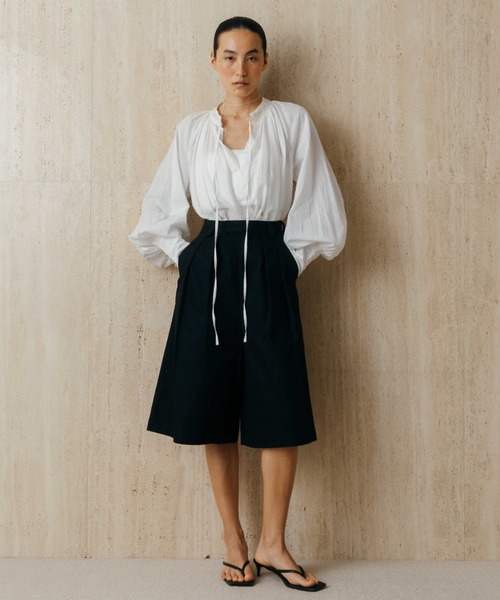 CREDONA(クレドナ)の「EMBROIDERY COLLAR GATHER BLOUSE(シャツ/ブラウス・レディース・ブラック/ホワイト・FREE)」の3枚目の写真