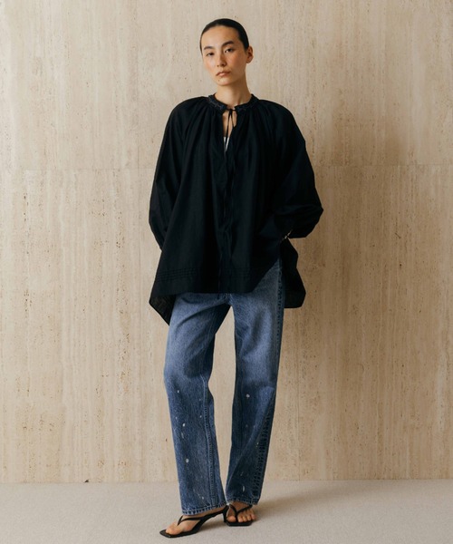 CREDONA(クレドナ)の「EMBROIDERY COLLAR GATHER BLOUSE(シャツ/ブラウス・レディース・ブラック/ホワイト・FREE)」の21枚目の写真