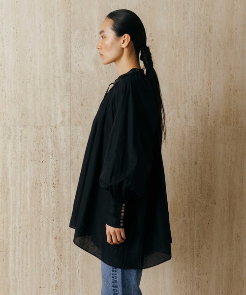 CREDONA(クレドナ)の「EMBROIDERY COLLAR GATHER BLOUSE(シャツ/ブラウス・レディース・ブラック/ホワイト・FREE)」の17枚目の写真