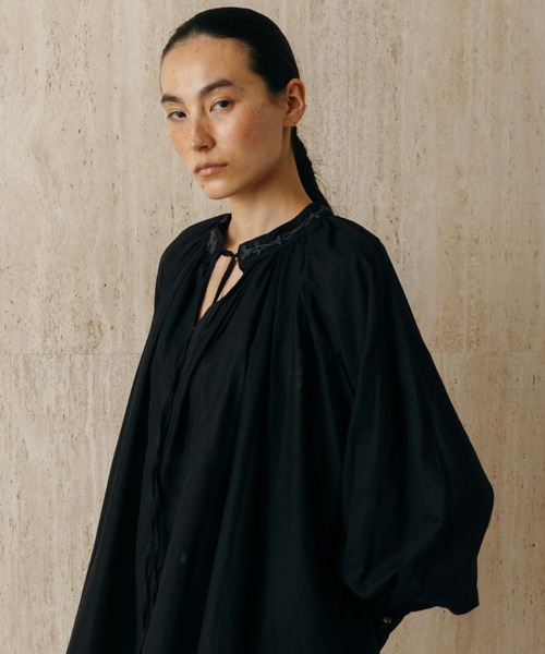 CREDONA(クレドナ)の「EMBROIDERY COLLAR GATHER BLOUSE(シャツ/ブラウス・レディース・ブラック/ホワイト・FREE)」の15枚目の写真