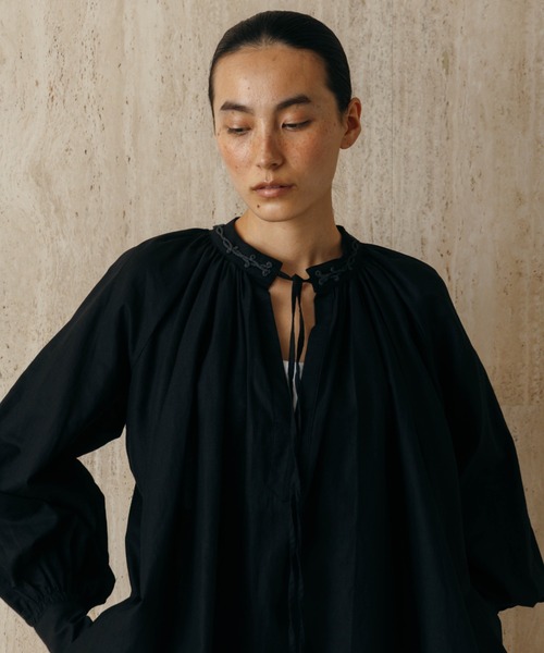 CREDONA(クレドナ)の「EMBROIDERY COLLAR GATHER BLOUSE(シャツ/ブラウス・レディース・ブラック/ホワイト・FREE)」の18枚目の写真