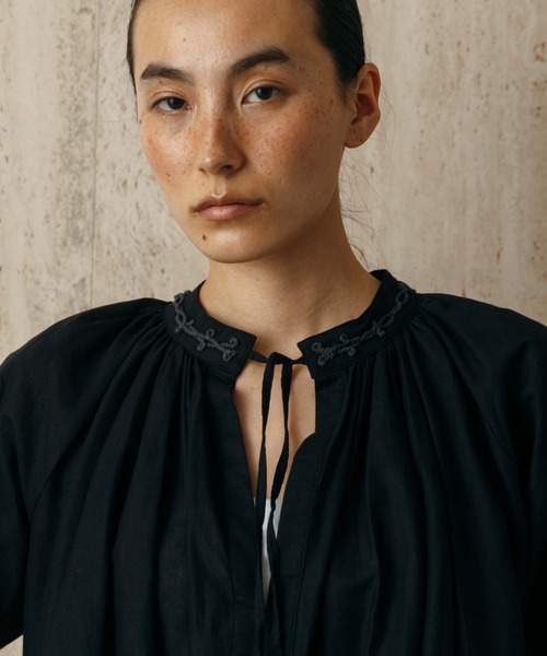 CREDONA(クレドナ)の「EMBROIDERY COLLAR GATHER BLOUSE(シャツ/ブラウス・レディース・ブラック/ホワイト・FREE)」の19枚目の写真