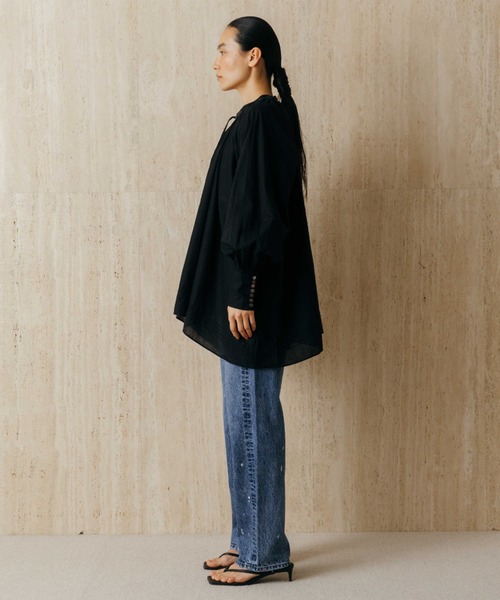 CREDONA(クレドナ)の「EMBROIDERY COLLAR GATHER BLOUSE(シャツ/ブラウス・レディース・ブラック/ホワイト・FREE)」の22枚目の写真