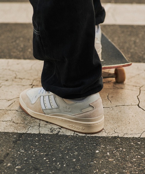 adidas（アディダス）の「フォーラム 84 ロー ADV [Forum 84 Low ADV] / アディダスオリジナルス adidas Originals（スニーカー・メンズ・オフホワイト・22.0cm/22.5cm/23.0cm/23.5cm/24.0cm/24.5cm/25.0cm/25.5cm/26.0cm/26.5cm/27.0cm/27.5cm/28.0cm/28.5cm/29.0cm）」の2枚目の写真