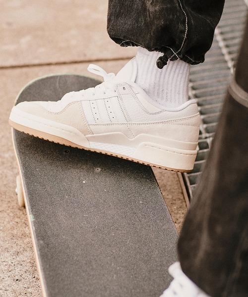adidas（アディダス）の「フォーラム 84 ロー ADV [Forum 84 Low ADV] / アディダスオリジナルス adidas Originals（スニーカー・メンズ・オフホワイト・22.0cm/22.5cm/23.0cm/23.5cm/24.0cm/24.5cm/25.0cm/25.5cm/26.0cm/26.5cm/27.0cm/27.5cm/28.0cm/28.5cm/29.0cm）」の3枚目の写真