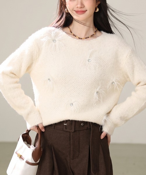 LUCPY(ラクピー)の「フラワービジューシャギーニットプルオーバー(ニット/セーター・レディース・ピンク/ホワイト・SMALL/LARGE/MEDIUM)」の2枚目の写真
