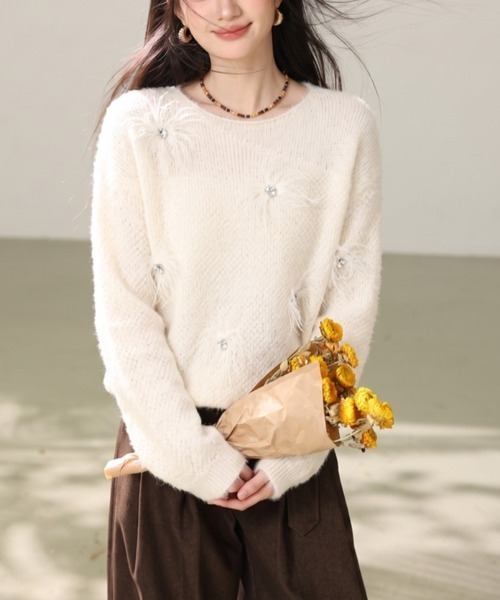 LUCPY(ラクピー)の「フラワービジューシャギーニットプルオーバー(ニット/セーター・レディース・ピンク/ホワイト・SMALL/LARGE/MEDIUM)」の5枚目の写真