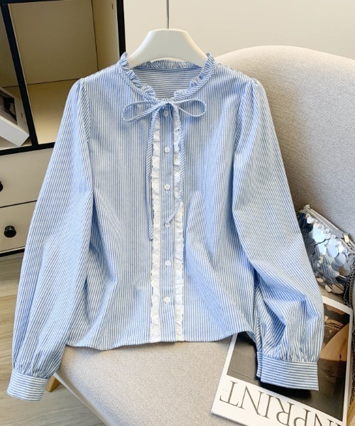 LUCPY(ラクピー)の「ストライプレースリボンブラウス(シャツ/ブラウス・レディース・ブラック/ブルー・SMALL/MEDIUM/LARGE/X-LARGE)」の2枚目の写真