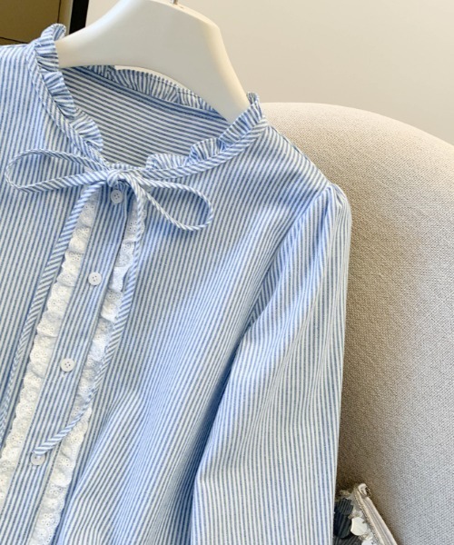LUCPY(ラクピー)の「ストライプレースリボンブラウス(シャツ/ブラウス・レディース・ブラック/ブルー・SMALL/MEDIUM/LARGE/X-LARGE)」の3枚目の写真