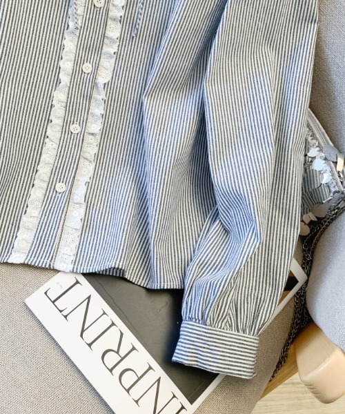 LUCPY(ラクピー)の「ストライプレースリボンブラウス(シャツ/ブラウス・レディース・ブラック/ブルー・SMALL/MEDIUM/LARGE/X-LARGE)」の4枚目の写真