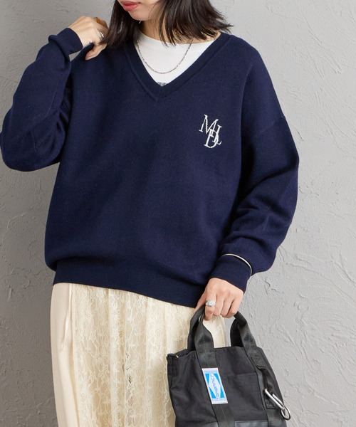 MICA&DEAL（マイカ＆ディール）の「【WEB先行予約】[MICA&DEAL/マイカアンドディール] 別注 ワンポイントロゴ Vネックニットプルオーバー（ニット/セーター・レディース・モカ/グレー/ネイビー・F）」の3枚目の写真
