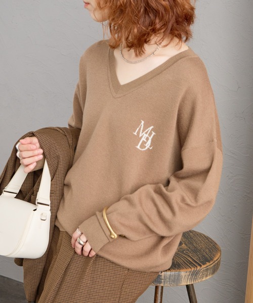 MICA&DEAL（マイカ＆ディール）の「【WEB先行予約】[MICA&DEAL/マイカアンドディール] 別注 ワンポイントロゴ Vネックニットプルオーバー（ニット/セーター・レディース・モカ/グレー/ネイビー・F）」の2枚目の写真