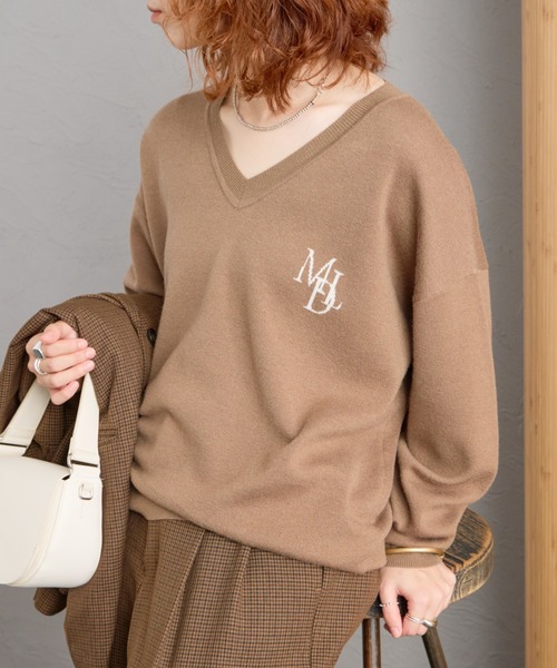 MICA&DEAL（マイカ＆ディール）の「【WEB先行予約】[MICA&DEAL/マイカアンドディール] 別注 ワンポイントロゴ Vネックニットプルオーバー（ニット/セーター・レディース・モカ/グレー/ネイビー・F）」の5枚目の写真