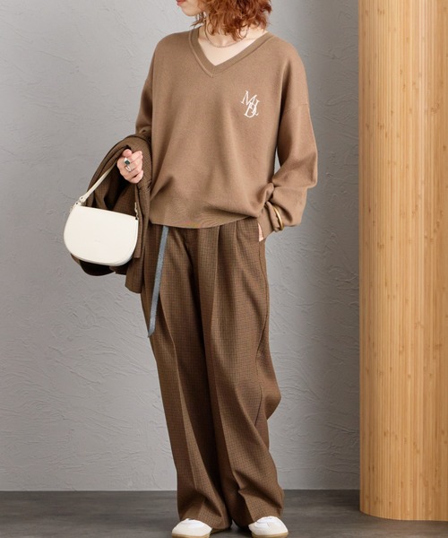 MICA&DEAL（マイカ＆ディール）の「【WEB先行予約】[MICA&DEAL/マイカアンドディール] 別注 ワンポイントロゴ Vネックニットプルオーバー（ニット/セーター・レディース・モカ/グレー/ネイビー・F）」の4枚目の写真