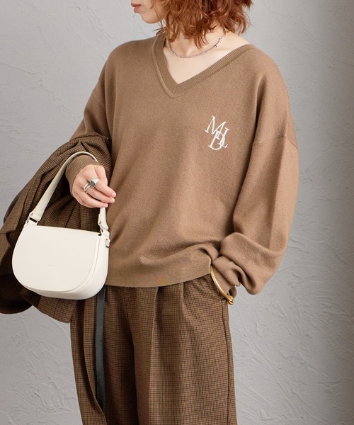 MICA&DEAL（マイカ＆ディール）の「【WEB先行予約】[MICA&DEAL/マイカアンドディール] 別注 ワンポイントロゴ Vネックニットプルオーバー（ニット/セーター・レディース・モカ/グレー/ネイビー・F）」の6枚目の写真