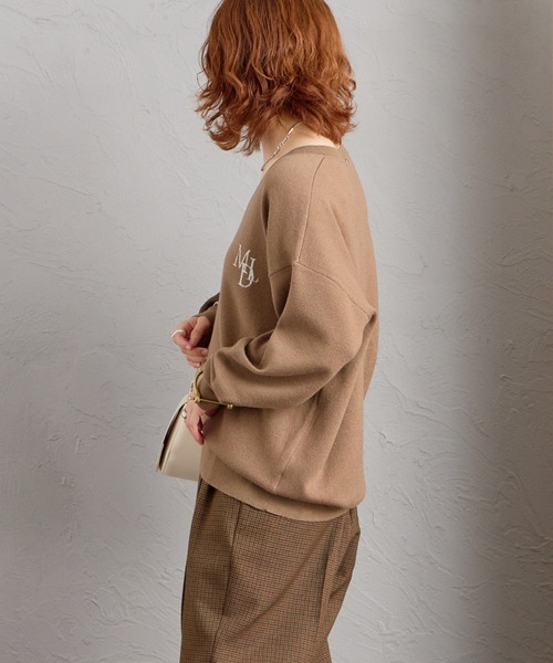 MICA&DEAL（マイカ＆ディール）の「【WEB先行予約】[MICA&DEAL/マイカアンドディール] 別注 ワンポイントロゴ Vネックニットプルオーバー（ニット/セーター・レディース・モカ/グレー/ネイビー・F）」の7枚目の写真