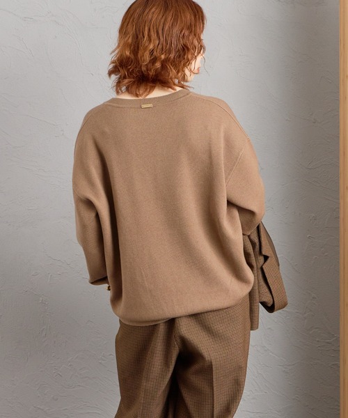 MICA&DEAL（マイカ＆ディール）の「【WEB先行予約】[MICA&DEAL/マイカアンドディール] 別注 ワンポイントロゴ Vネックニットプルオーバー（ニット/セーター・レディース・モカ/グレー/ネイビー・F）」の8枚目の写真