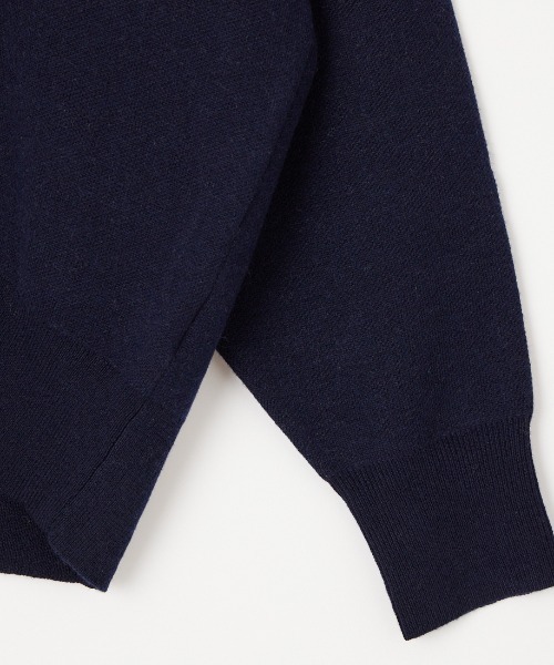 MICA&DEAL（マイカ＆ディール）の「【WEB先行予約】[MICA&DEAL/マイカアンドディール] 別注 ワンポイントロゴ Vネックニットプルオーバー（ニット/セーター・レディース・モカ/グレー/ネイビー・F）」の19枚目の写真