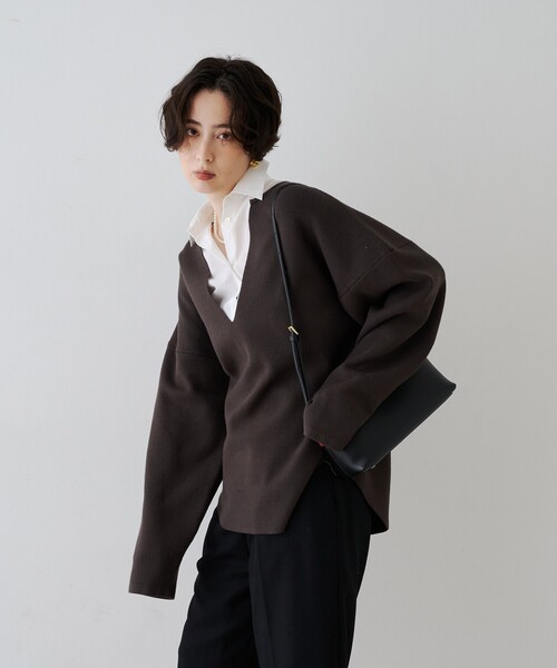 Rouge vif(ルージュヴィフ)の「レイヤード風シャツドッキングニットプルオーバー(ニット/セーター・レディース・チャコールグレー/ベージュ・フリー)」の5枚目の写真