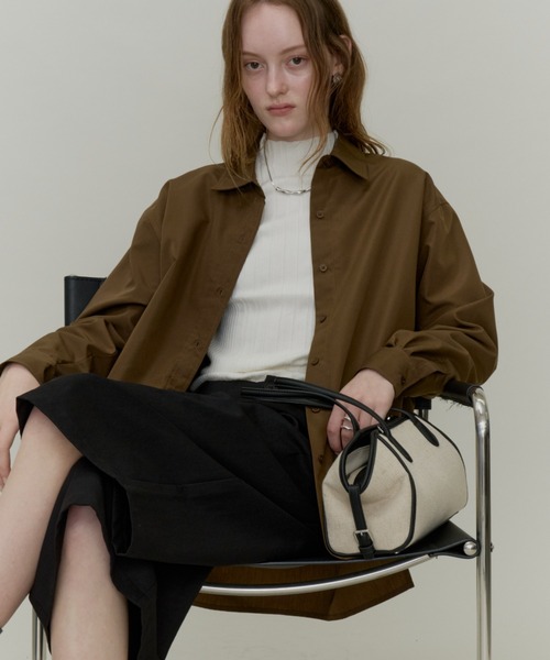 Plumel(プルメル)の「Basic Regular Collar Loose Shirt / ベーシックレギュラーカラーシャツ(シャツ/ブラウス・レディース・オフホワイト/チャコールグレー/ブラウン・MEDIUM)」の3枚目の写真