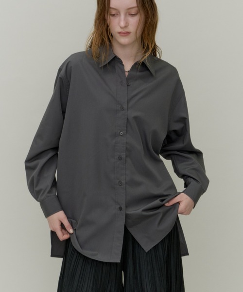 Plumel(プルメル)の「Basic Regular Collar Loose Shirt / ベーシックレギュラーカラーシャツ(シャツ/ブラウス・レディース・オフホワイト/チャコールグレー/ブラウン・MEDIUM)」の2枚目の写真