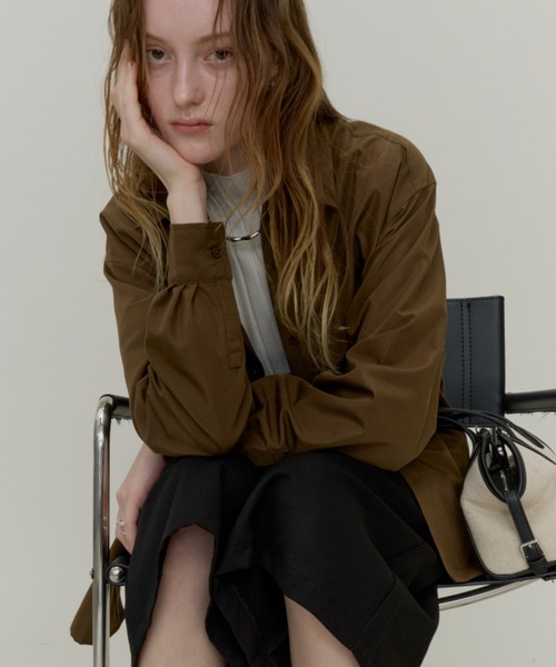 Plumel(プルメル)の「Basic Regular Collar Loose Shirt / ベーシックレギュラーカラーシャツ(シャツ/ブラウス・レディース・オフホワイト/チャコールグレー/ブラウン・MEDIUM)」の7枚目の写真