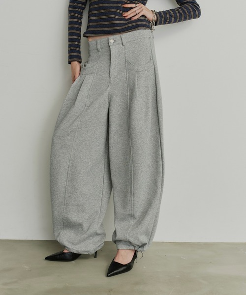 uchi.（ウチ）の「タックデザインカーブワイドスウェットパンツ（スウェットパンツ・レディース・ブラック/グレー・LARGE/MEDIUM/SMALL）」の2枚目の写真