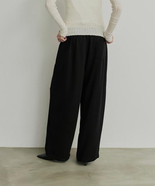 uchi.（ウチ）の「タックデザインカーブワイドスウェットパンツ（スウェットパンツ・レディース・ブラック/グレー・LARGE/MEDIUM/SMALL）」の3枚目の写真