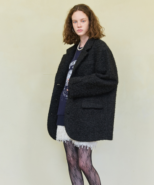 DEWEDEWE(デュイデュイ)の「ブークレボリュームコート (2カラー)(チェスターコート・レディース・ブラック/ピンク・SMALL/MEDIUM/X-SMALL)」の5枚目の写真