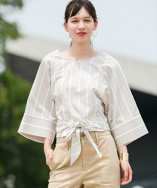 ADAM ET ROPE'(アダムエロペ)の「バックオープンカシュクールブラウス(シャツ/ブラウス・レディース・ブラック系その他/ホワイト/ベージュ系その他2・FREE)」の3枚目の写真