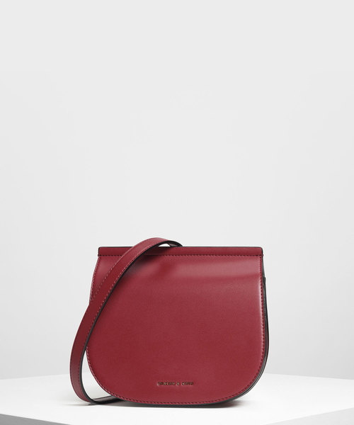 CHARLES & KEITH（チャールズ & キース）の「フロントフラップサドルバッグ / Front Flap Saddle Bag（ショルダーバッグ・レディース・ブラック/マルーン/スモークピンク・S）」の3枚目の写真