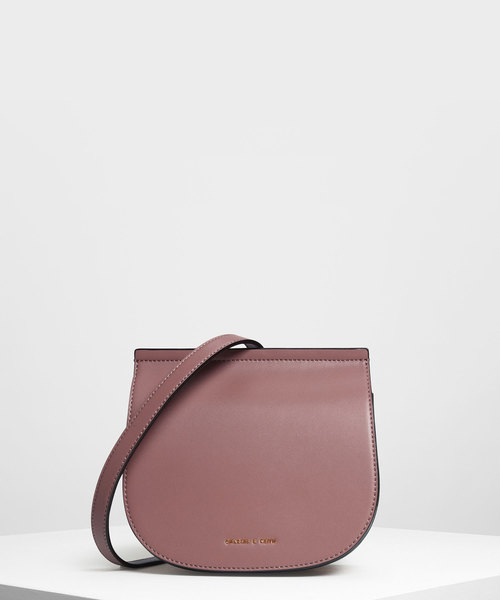 CHARLES & KEITH（チャールズ & キース）の「フロントフラップサドルバッグ / Front Flap Saddle Bag（ショルダーバッグ・レディース・ブラック/マルーン/スモークピンク・S）」の2枚目の写真