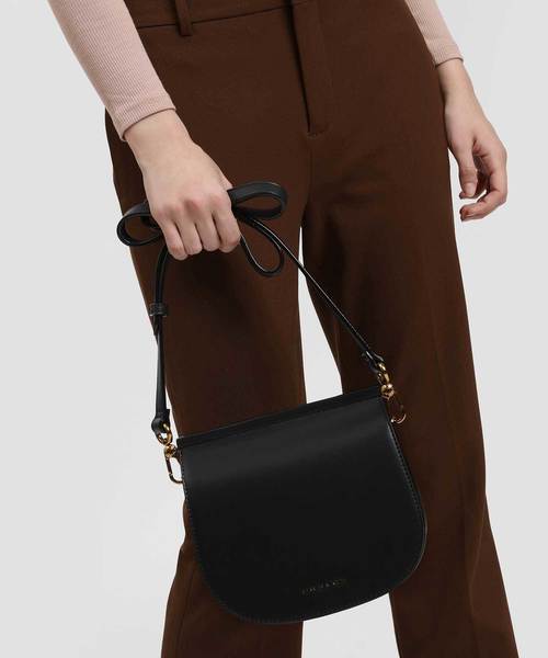 CHARLES & KEITH（チャールズ & キース）の「フロントフラップサドルバッグ / Front Flap Saddle Bag（ショルダーバッグ・レディース・ブラック/マルーン/スモークピンク・S）」の4枚目の写真