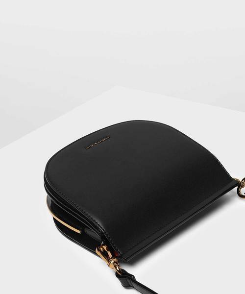 CHARLES & KEITH（チャールズ & キース）の「フロントフラップサドルバッグ / Front Flap Saddle Bag（ショルダーバッグ・レディース・ブラック/マルーン/スモークピンク・S）」の5枚目の写真