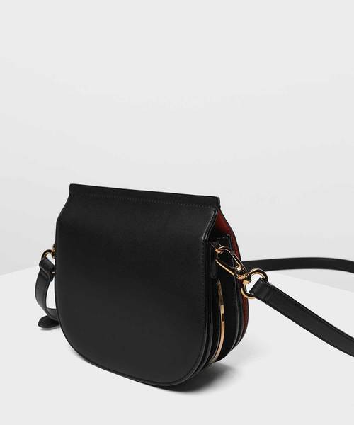 CHARLES & KEITH（チャールズ & キース）の「フロントフラップサドルバッグ / Front Flap Saddle Bag（ショルダーバッグ・レディース・ブラック/マルーン/スモークピンク・S）」の6枚目の写真