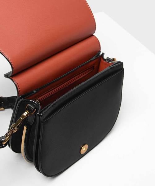 CHARLES & KEITH（チャールズ & キース）の「フロントフラップサドルバッグ / Front Flap Saddle Bag（ショルダーバッグ・レディース・ブラック/マルーン/スモークピンク・S）」の7枚目の写真