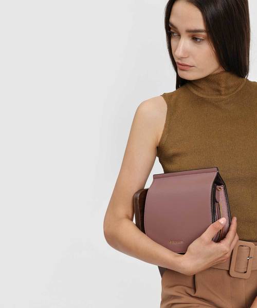 CHARLES & KEITH（チャールズ & キース）の「フロントフラップサドルバッグ / Front Flap Saddle Bag（ショルダーバッグ・レディース・ブラック/マルーン/スモークピンク・S）」の9枚目の写真