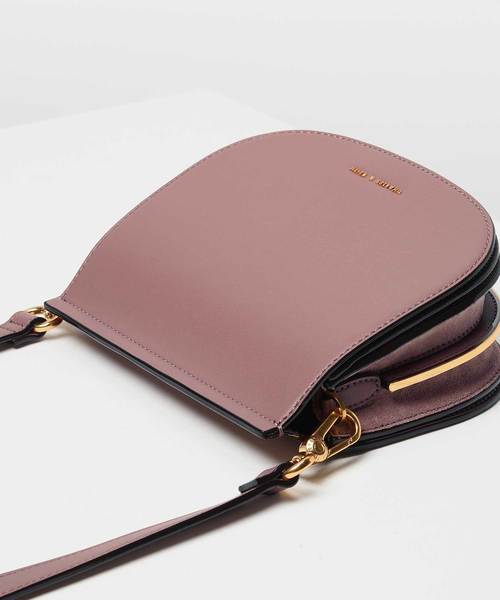 CHARLES & KEITH（チャールズ & キース）の「フロントフラップサドルバッグ / Front Flap Saddle Bag（ショルダーバッグ・レディース・ブラック/マルーン/スモークピンク・S）」の10枚目の写真