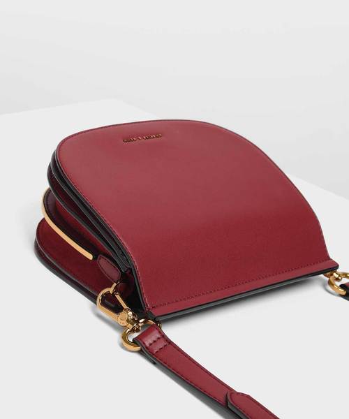 CHARLES & KEITH（チャールズ & キース）の「フロントフラップサドルバッグ / Front Flap Saddle Bag（ショルダーバッグ・レディース・ブラック/マルーン/スモークピンク・S）」の15枚目の写真