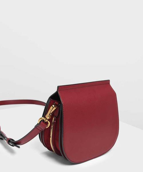 CHARLES & KEITH（チャールズ & キース）の「フロントフラップサドルバッグ / Front Flap Saddle Bag（ショルダーバッグ・レディース・ブラック/マルーン/スモークピンク・S）」の16枚目の写真