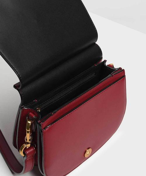 CHARLES & KEITH（チャールズ & キース）の「フロントフラップサドルバッグ / Front Flap Saddle Bag（ショルダーバッグ・レディース・ブラック/マルーン/スモークピンク・S）」の17枚目の写真