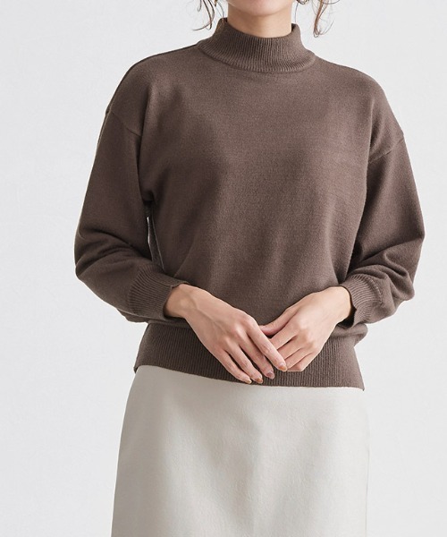 Pierrot（ピエロ）の「もっちりカシミアタッチボリュームスリーブニット（ニット/セーター・レディース・ブラック/杢グレー/ブラウン/ベージュ系その他/カーキ/インディゴブルー/マスタード/ボルドー/グレイッシュベージュ/オフホワイト/ラベンダー/イエロー/ライトピンク/ミント/ホワイト×ブラック/ライトブルー・M/L）」の6枚目の写真