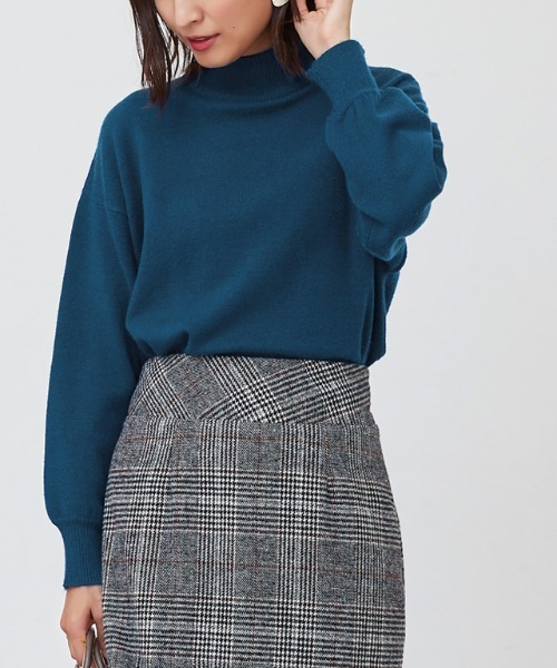 Pierrot（ピエロ）の「もっちりカシミアタッチボリュームスリーブニット（ニット/セーター・レディース・ブラック/杢グレー/ブラウン/ベージュ系その他/カーキ/インディゴブルー/マスタード/ボルドー/グレイッシュベージュ/オフホワイト/ラベンダー/イエロー/ライトピンク/ミント/ホワイト×ブラック/ライトブルー・M/L）」の12枚目の写真