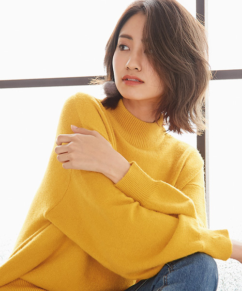 Pierrot（ピエロ）の「もっちりカシミアタッチボリュームスリーブニット（ニット/セーター・レディース・ブラック/杢グレー/ブラウン/ベージュ系その他/カーキ/インディゴブルー/マスタード/ボルドー/グレイッシュベージュ/オフホワイト/ラベンダー/イエロー/ライトピンク/ミント/ホワイト×ブラック/ライトブルー・M/L）」の15枚目の写真