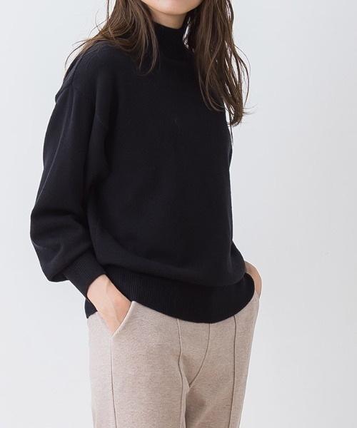 Pierrot（ピエロ）の「もっちりカシミアタッチボリュームスリーブニット（ニット/セーター・レディース・ブラック/杢グレー/ブラウン/ベージュ系その他/カーキ/インディゴブルー/マスタード/ボルドー/グレイッシュベージュ/オフホワイト/ラベンダー/イエロー/ライトピンク/ミント/ホワイト×ブラック/ライトブルー・M/L）」の17枚目の写真