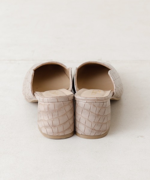 Chico（チコ）の「スクエアクロコミュール（パンプス・レディース・ベージュ/ブラウン/グレイッシュベージュ・SMALL/MEDIUM/LARGE）」の6枚目の写真