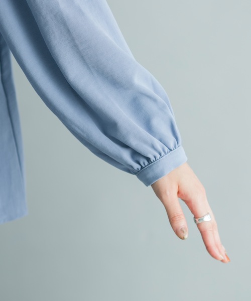 prose verse(プロズヴェール)の「えりパールギャザーネックブラウス(シャツ/ブラウス・レディース・ブラック/ベージュ/サックスブルー・フリ-)」の8枚目の写真