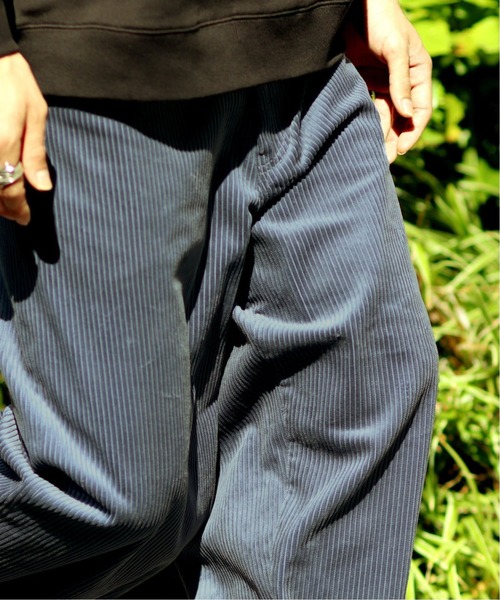 JOURNAL STANDARD(ジャーナルスタンダード)の「バルーン 太畝コーデュロイ パンツ(その他パンツ・メンズ・パープル/オフホワイト/ブラック/イエロー/ダークブラウン/ネイビー・SMALL/MEDIUM/LARGE/X-LARGE)」の4枚目の写真