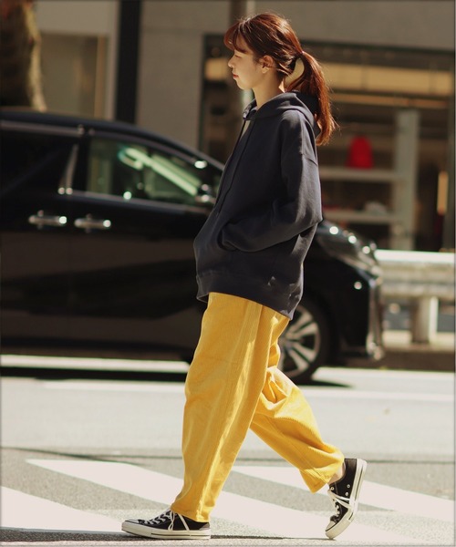 JOURNAL STANDARD(ジャーナルスタンダード)の「バルーン 太畝コーデュロイ パンツ(その他パンツ・メンズ・パープル/オフホワイト/ブラック/イエロー/ダークブラウン/ネイビー・SMALL/MEDIUM/LARGE/X-LARGE)」の6枚目の写真