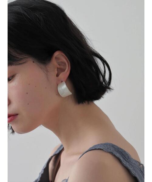 AMERICAN HOLIC(アメリカンホリック)の「カーブカラーアクリルピアス *(ピアス(両耳用)・レディース・グレー/ピンク/アイボリー/グリーン系その他3・FREE)」の5枚目の写真